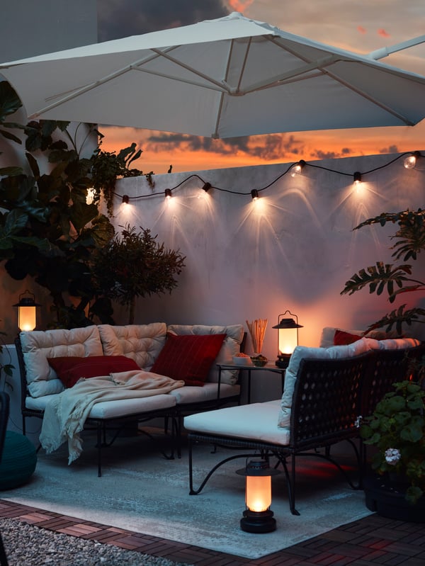 A black/outdoor SVARTRÅ LED lighting chain with 12 lights outside