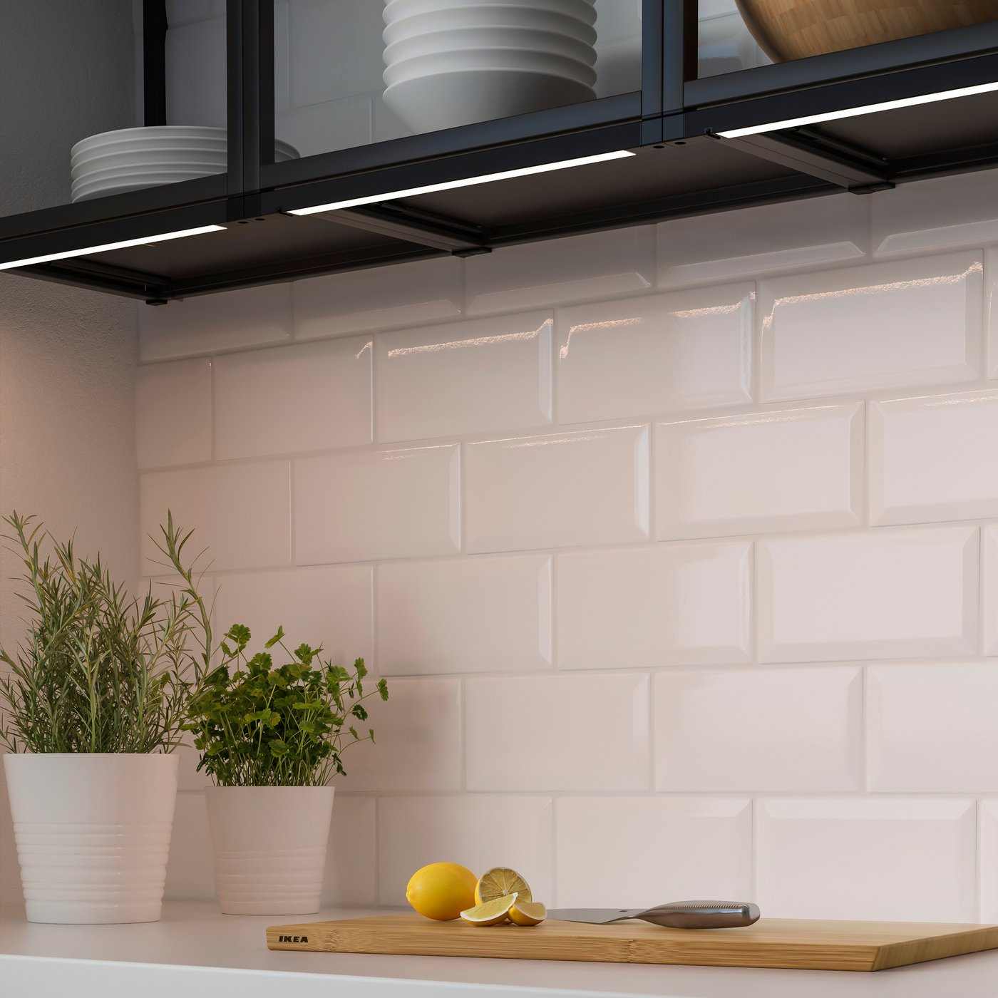 A dimmable anthracite SKYDRAG LED wrktp/ward lghtng strp w sensor in the kitchen