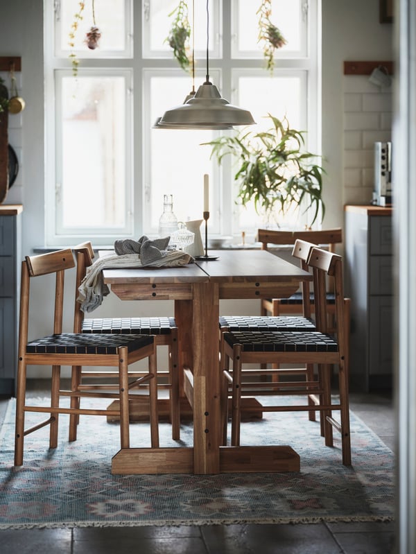 Un comedor de cuatro puestos con sillas NACKANÄS 