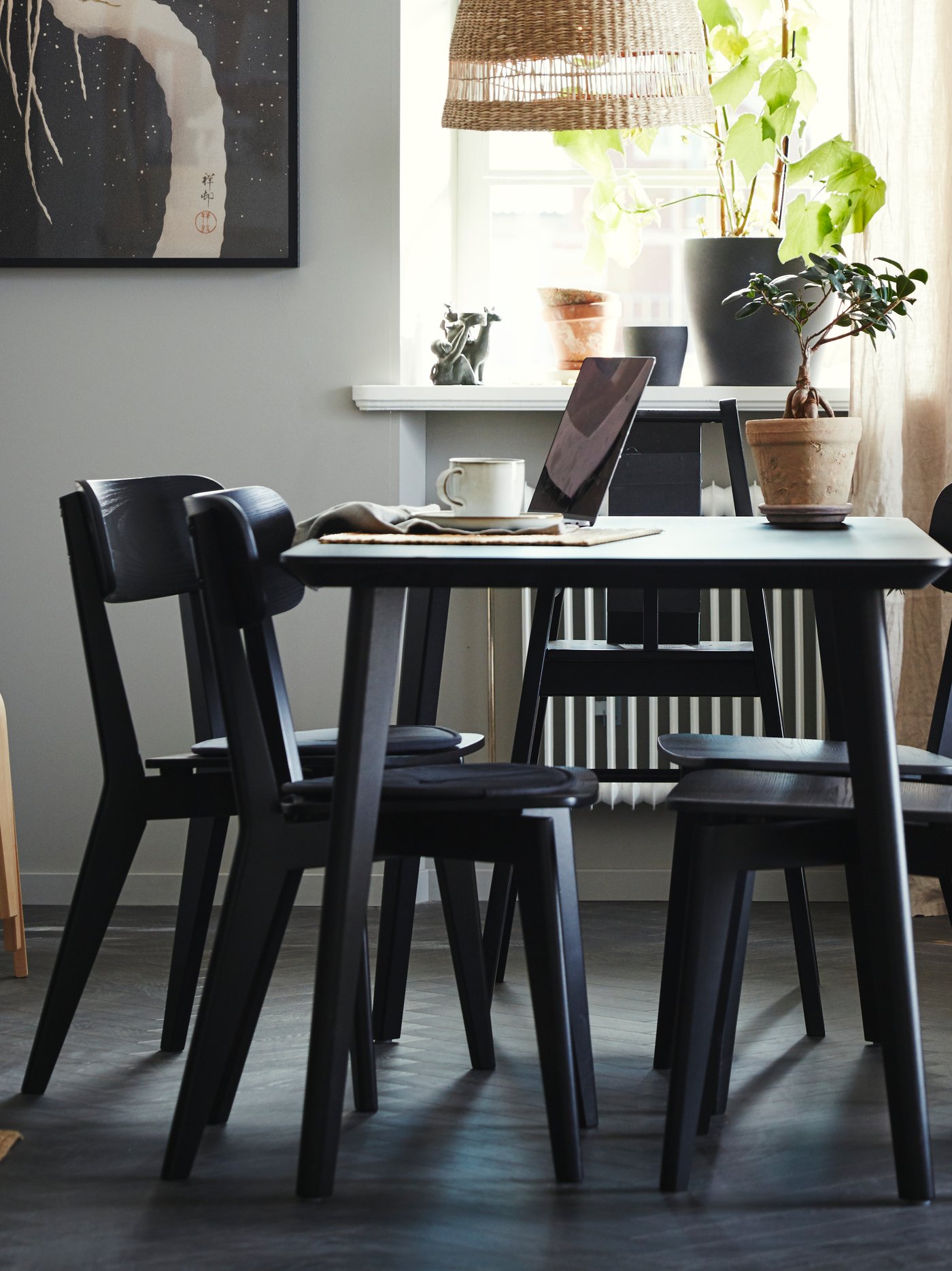 Un comedor con sillas de comedor LISABO negras.
