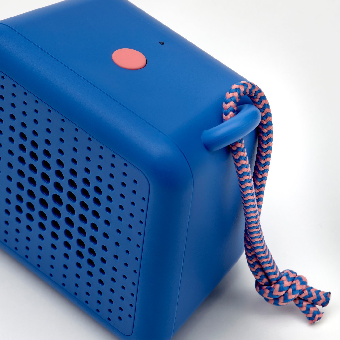 A waterproof/blue VAPPEBY portable bluetooth speaker