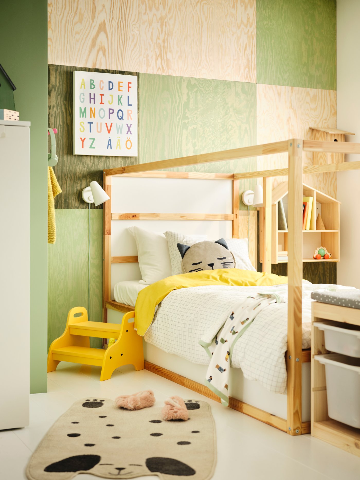 A check pattern white/yellow VÄNKRETS duvet cover and pillowcase in the childrens room