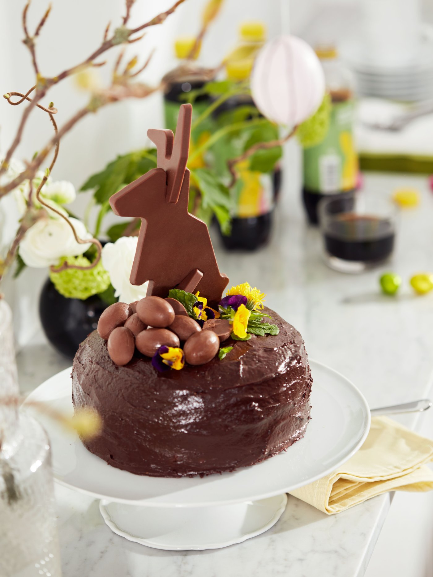 An Easter cake with hazelnut filling, Rainforest Alliance Certified VÅRKÄNSLA milk chocolate eggs and a VÅRKÄNSLA chocola Easter bunny.