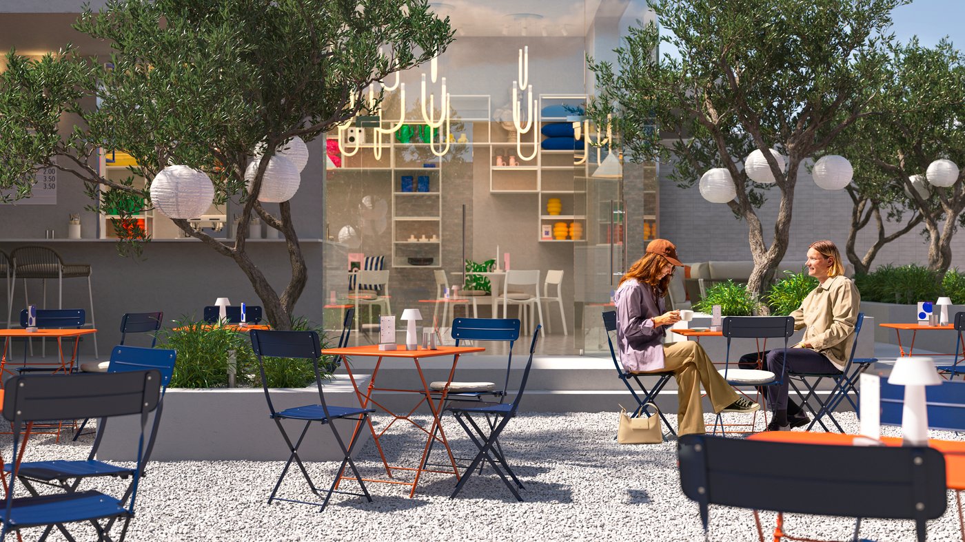 Cafetería con área interior y terraza soleada al aire libre, con árboles, distintas lámparas y clientes sentados en conjuntos de bistró SUNDSÖ.