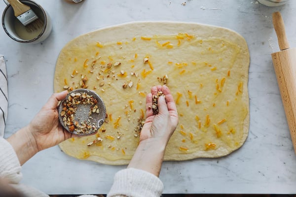 Den Teig mit den grob gehackten Nüssen bestreuen