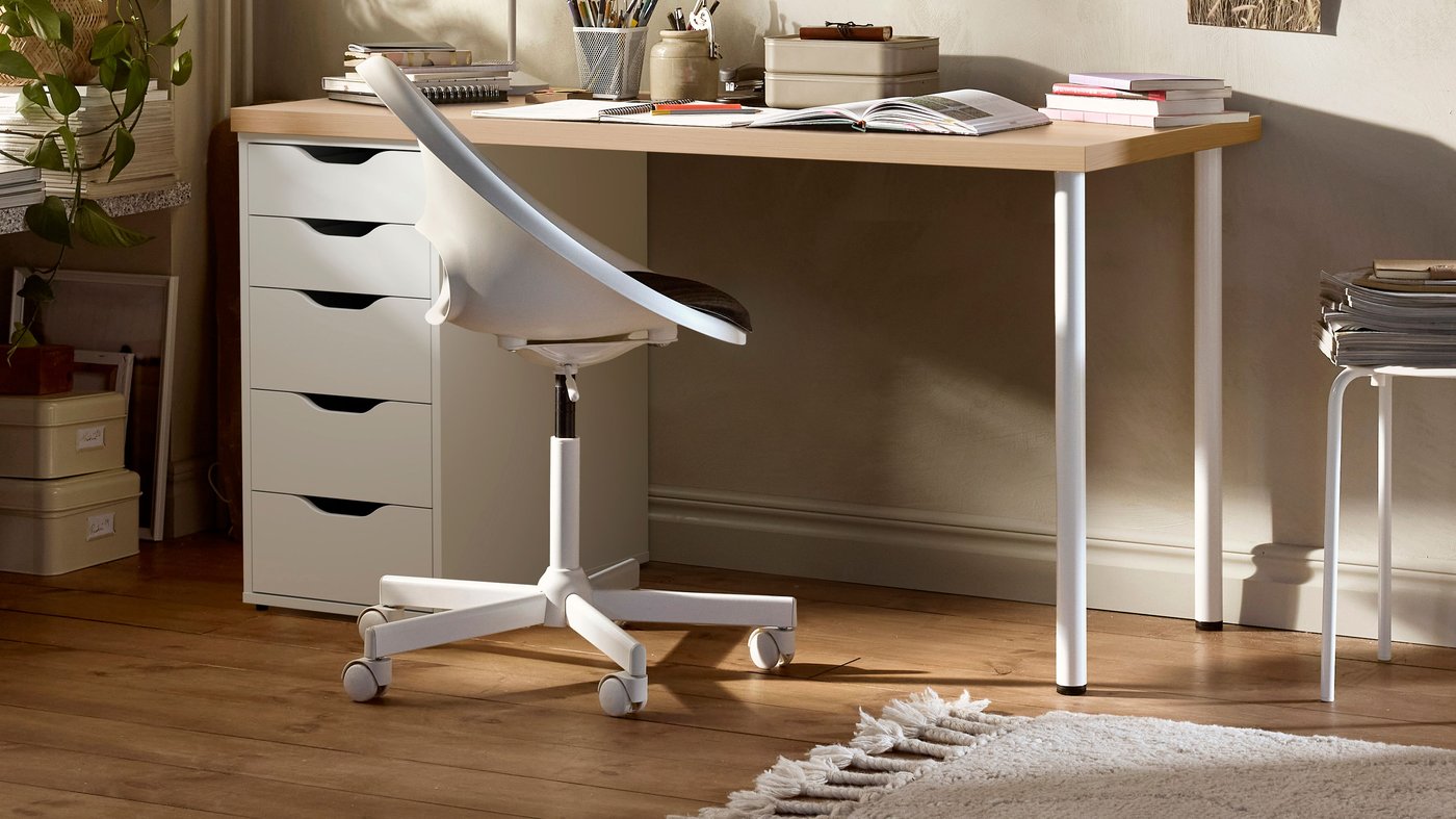 A white stained oak effect/white ALEX desk in the home office