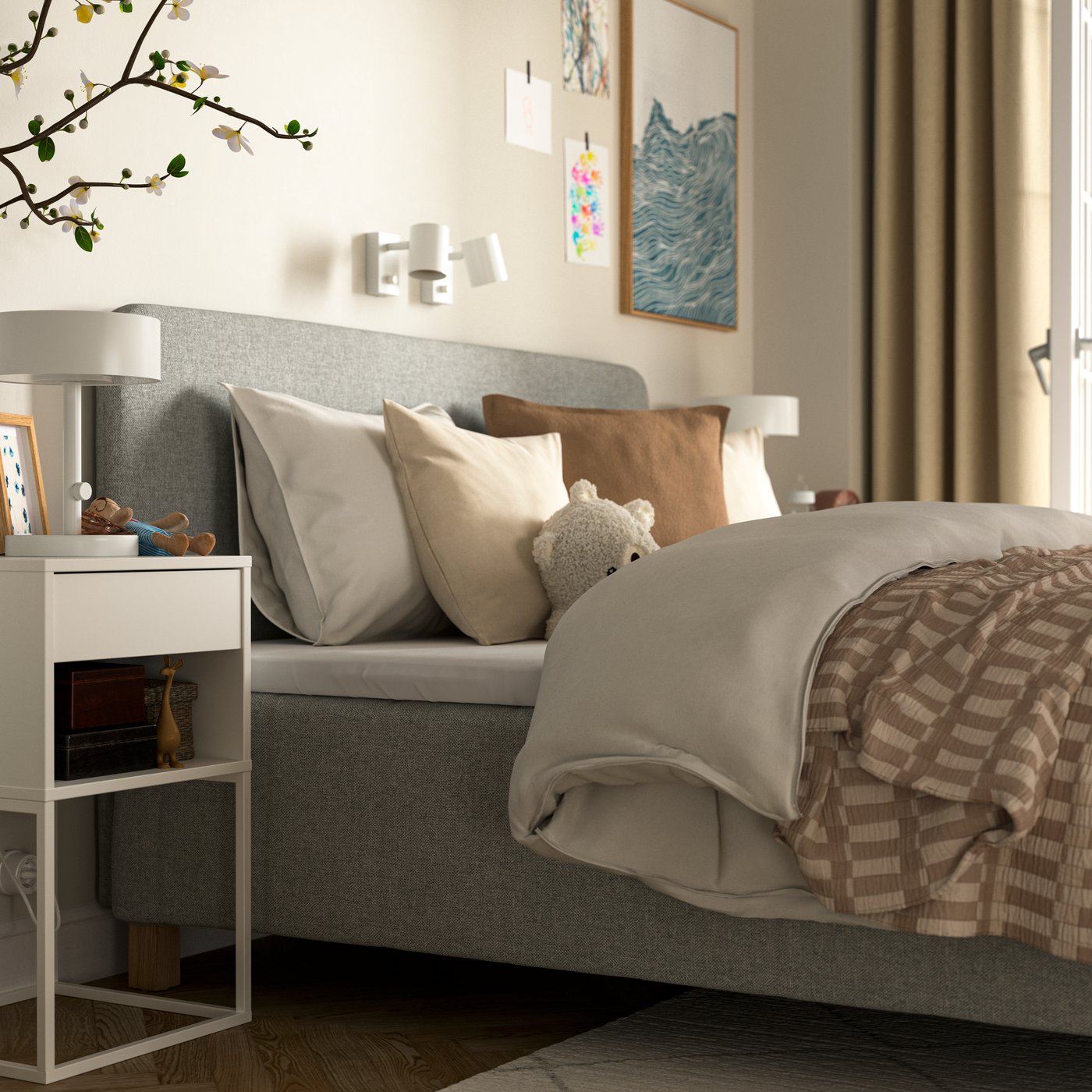 En beige/grå RÅHOLMAR resårbotten med fem zoner och ett SKOGSKOVALL överkast bredvid ett VIKHAMMER sängbord.