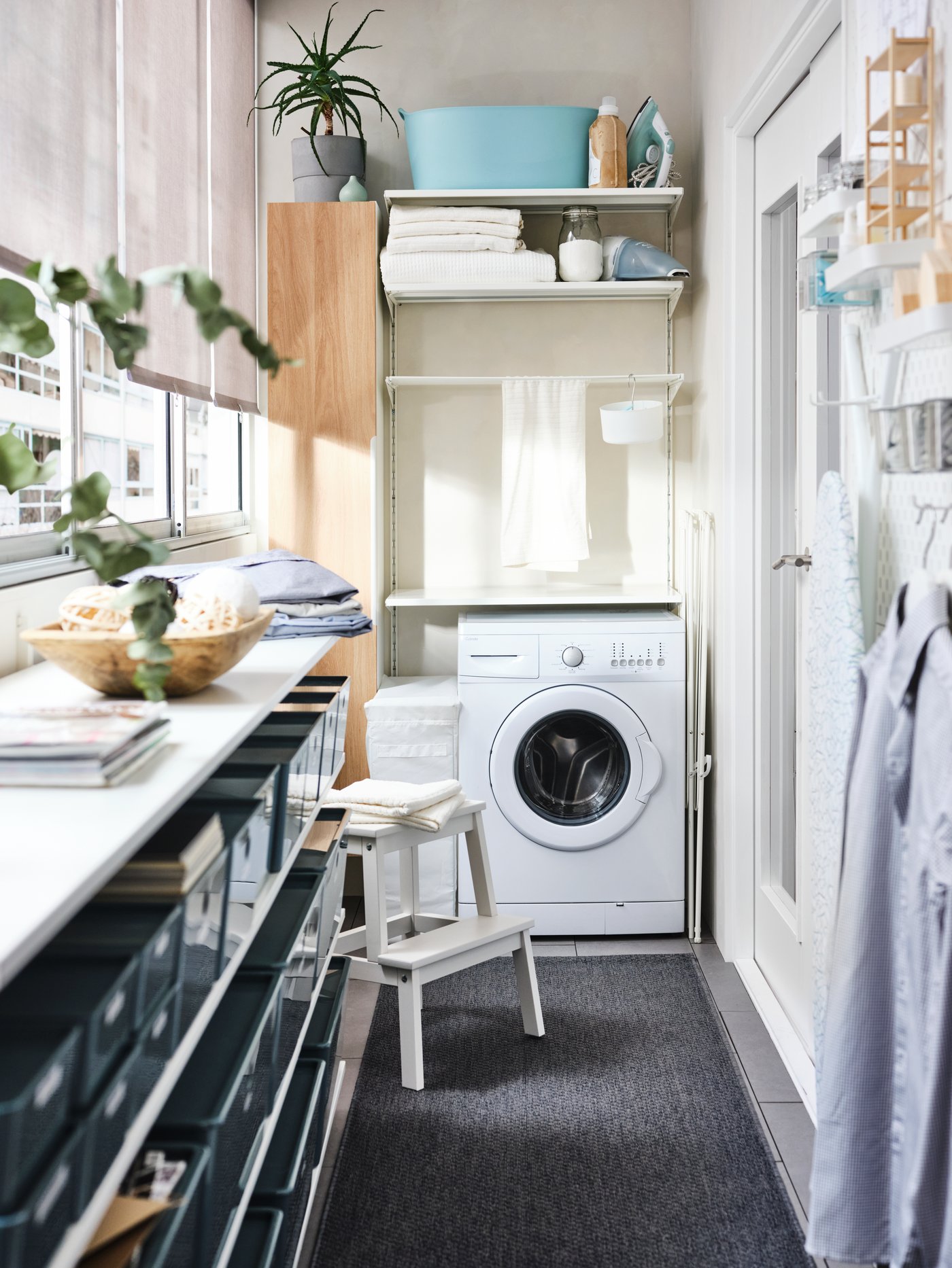 Bílý sušák na prádlo značky JÄLL, vhodný pro vnitřní i venkovní použití, v prádelně