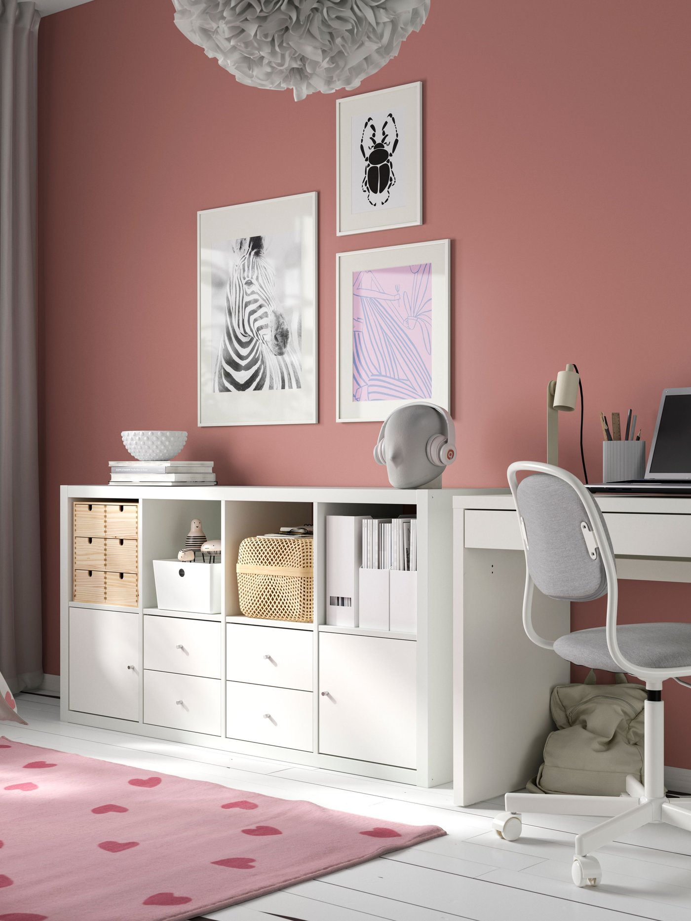 A pink BARNDRÖM rug and white KALLAX shelf