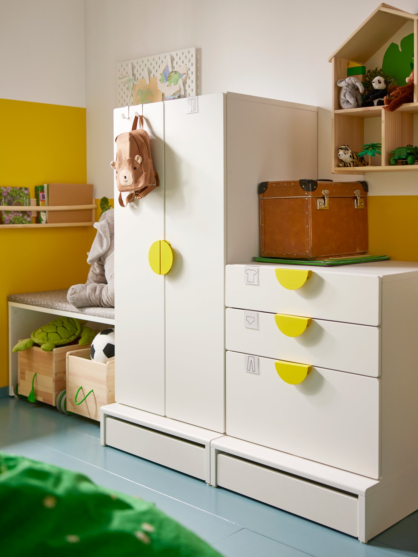 SMÅSTAD storage combination with the doors and drawers closed, some bags and soft toys placed on top of it.