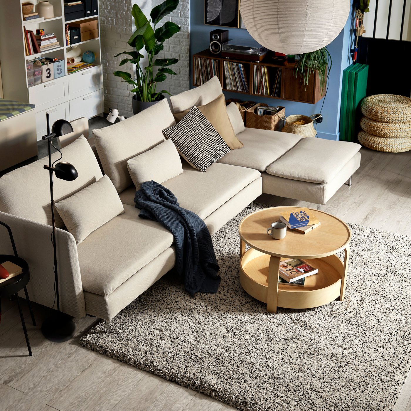Ein Sofa mit Chaiselongue und offenem Ende / Fridtuna, hellbeige, SÖDERHAMN 4-Sitzer-Schlafsofa im Wohnzimmer