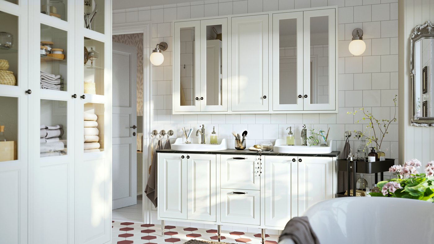 A white TÄNNFORSEN wall cabinet with door in the bathroom