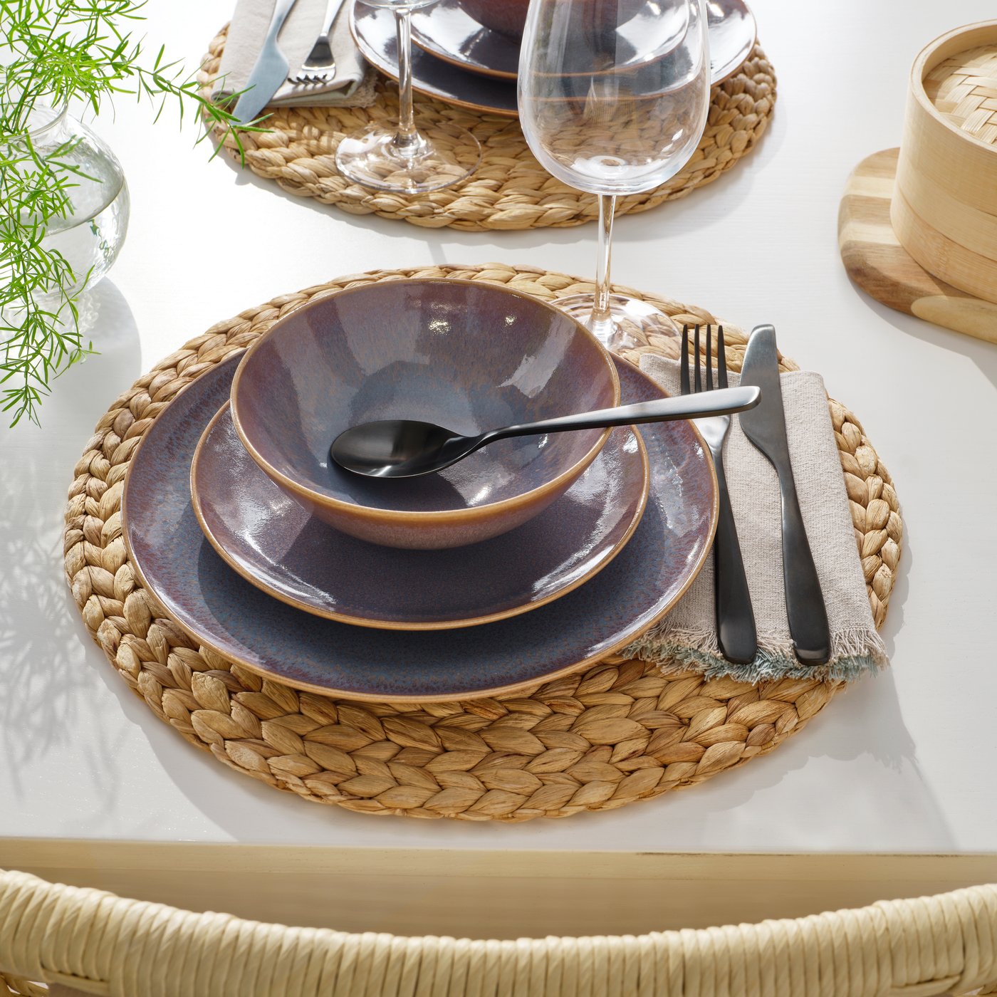 A lilac FÄRGKLAR bowl in the dining room