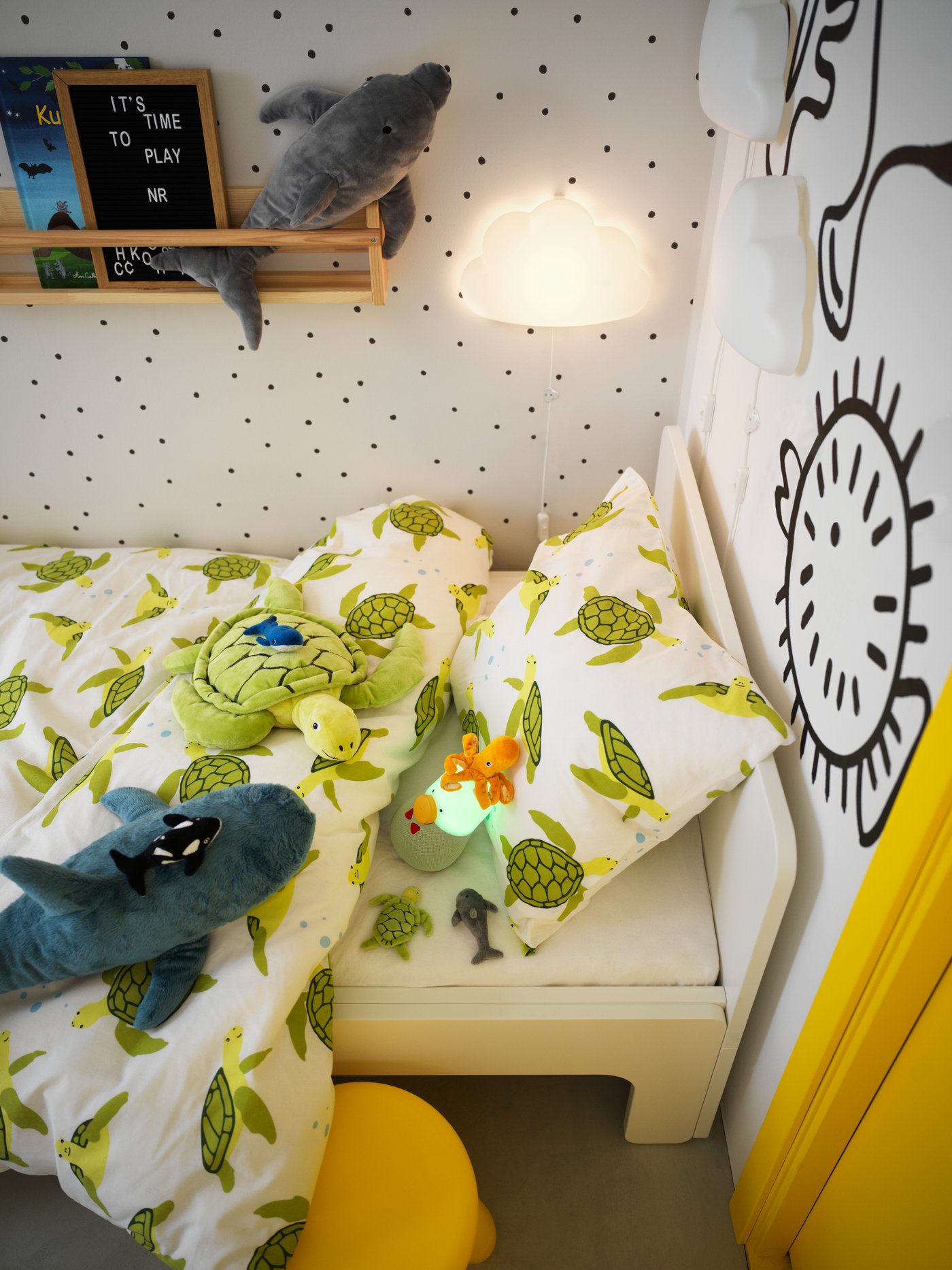 Una cama infantil con una funda de plumón BLÅVINGAD