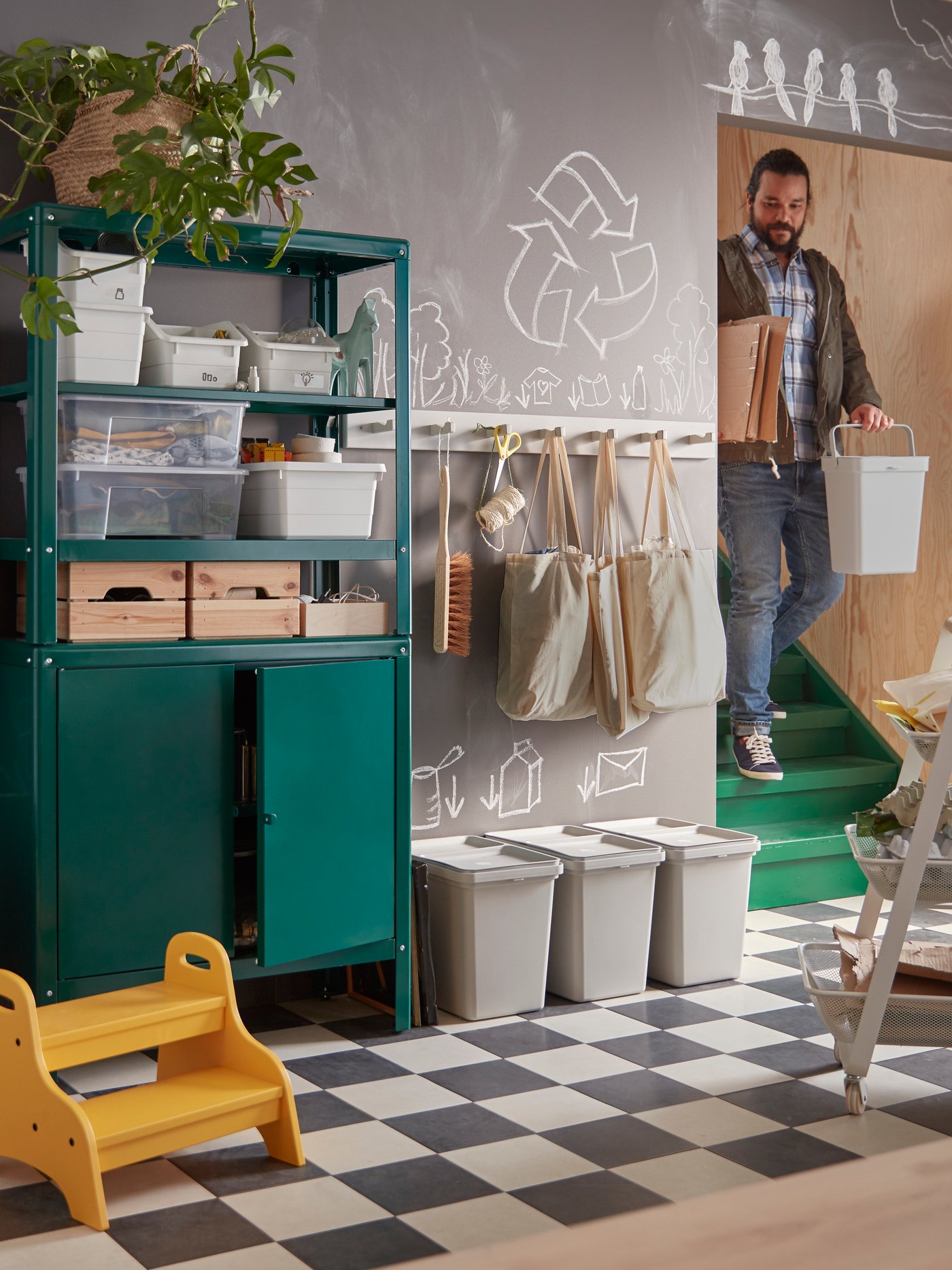 A light grey HÅLLBAR bin with lid in the hallway