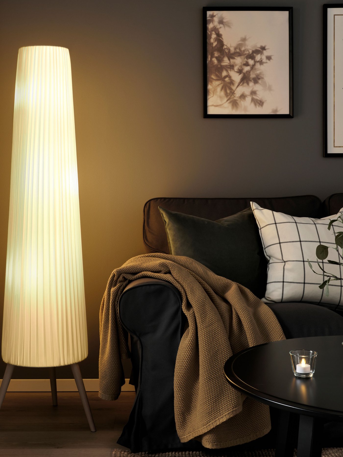 A beech/white ÖKENSAND floor lamp in the living room