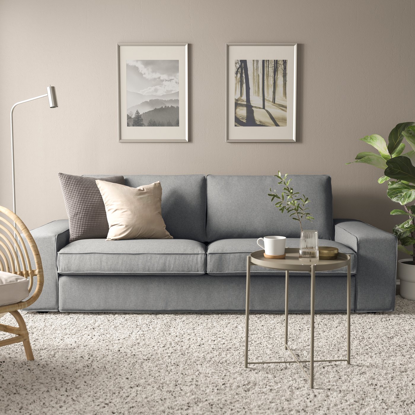 Ein KIVIK Dreisitzer-Sofa in der Farbe Tibbleby beige/grau in einem ruhigen, beigen Wohnzimmer mit einem flauschigen Teppich und einem minimalistischen GLADOM Couchtisch