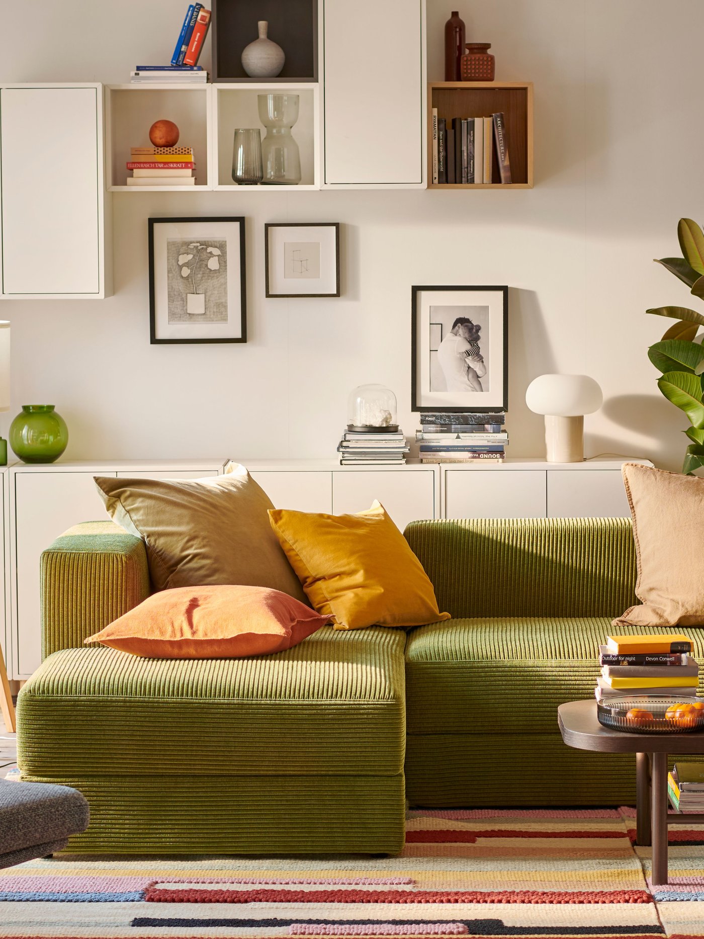 Ein helles Wohnzimmer, in dessen Mittelpunkt ein JÄTTEBO-Sofa mit dreieinhalb Sitzplätzen und Chaiselongue sowie EKET-Wandschränke stehen.