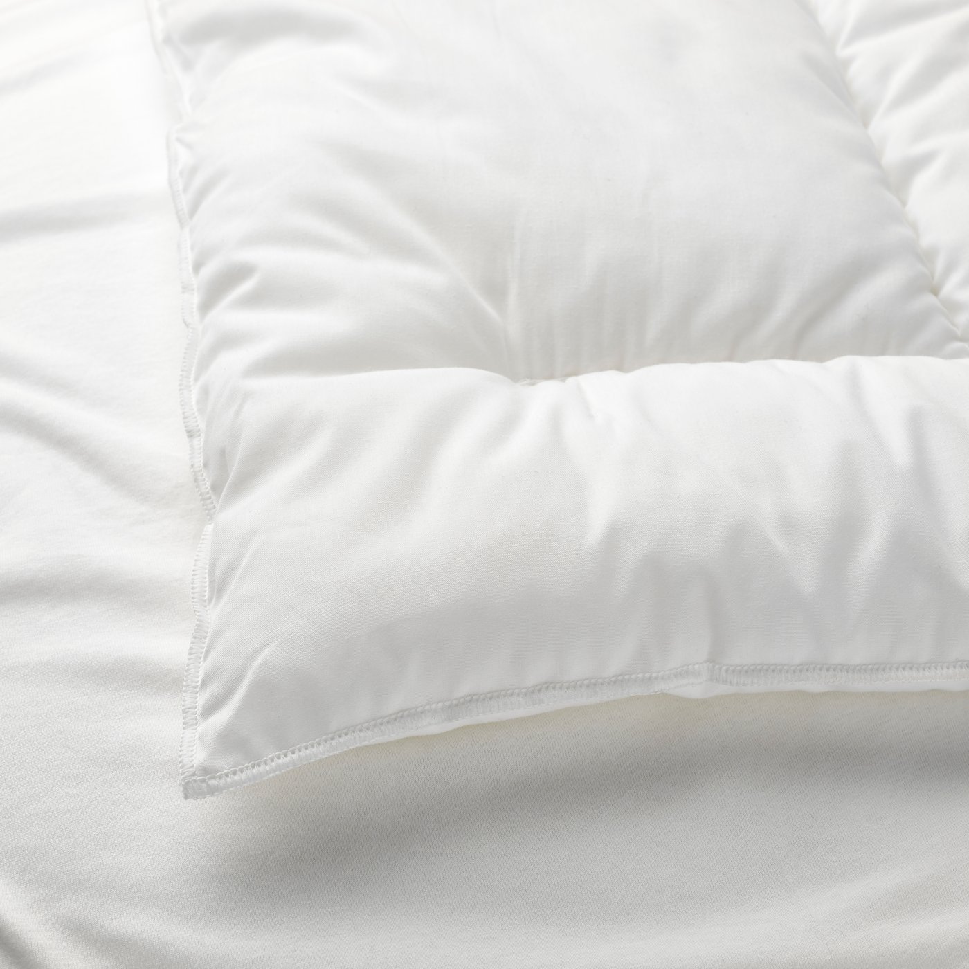 Soft LEN pillow with gentle support, designed for children’s comfort and safe sleep
