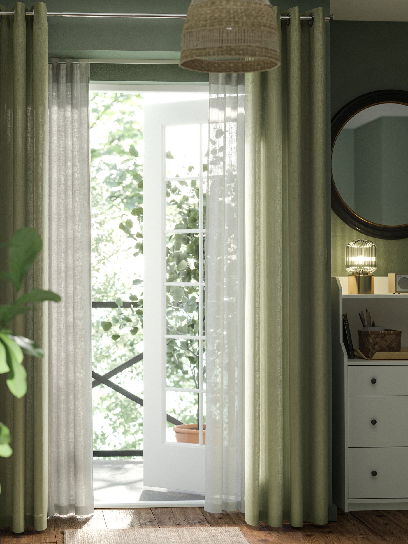 La luce del sole filtra attraverso una porta a vetri aperta con piante verdi davanti, tende trasparenti beige e verdi in più strati.