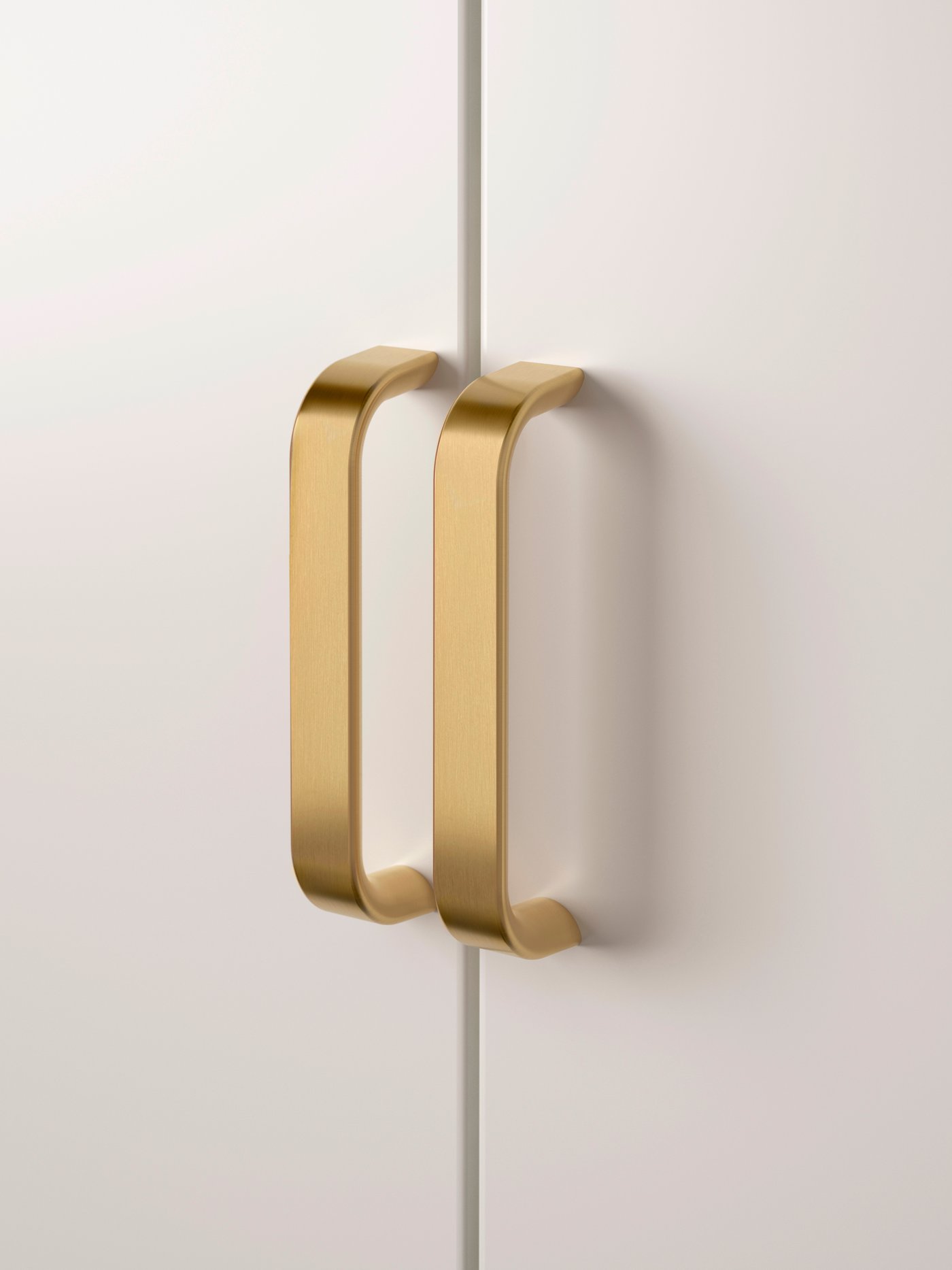 Ett mässingsfärgat KALERUM handtag.