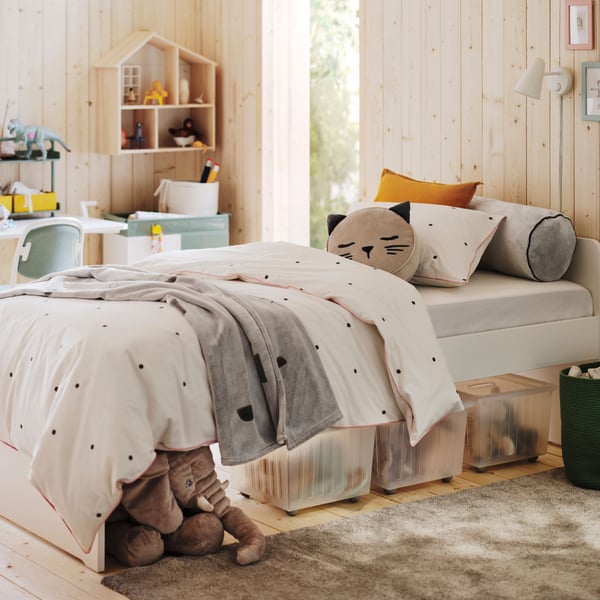 Ein weiss/grau-grüner ÖVNING-Rollwagen im Kinderzimmer