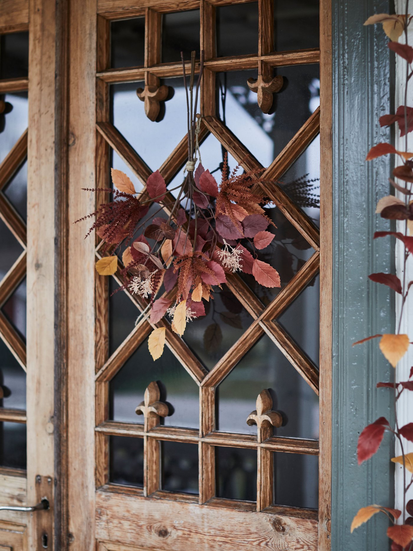 An in/outdoor mixed colours HÖSTAGILLE artificial garland