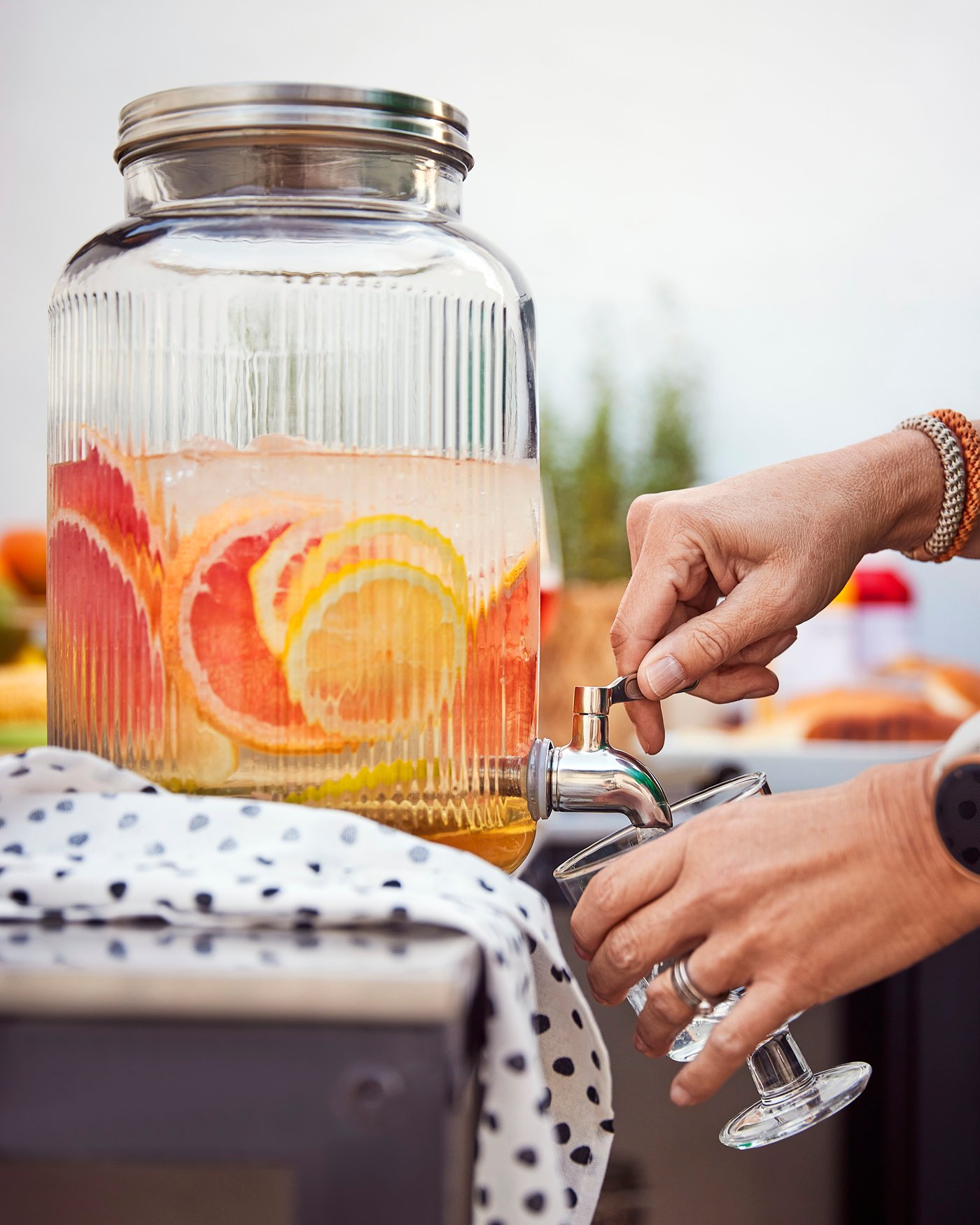 A VARDAGEN jar with tap outside