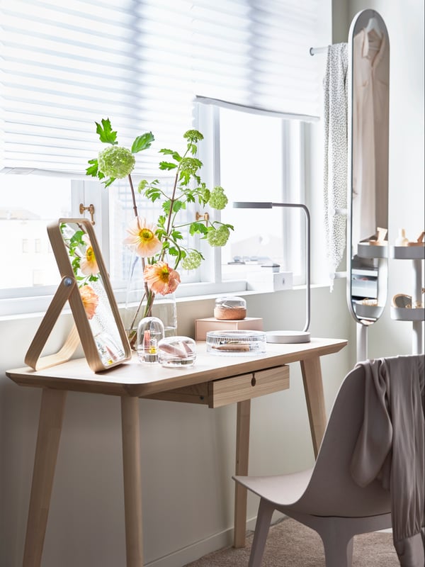 Makeup corner with a LISABO desk in front of a window, together with an IKORNNES table mirror.