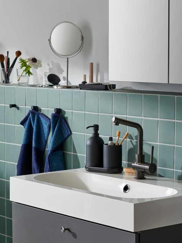 Set bilik mandi GANSJÖN diletakkan di atas sink cuci tangan oleh tetamu tuala, cermin dan aksesori pada belebas.