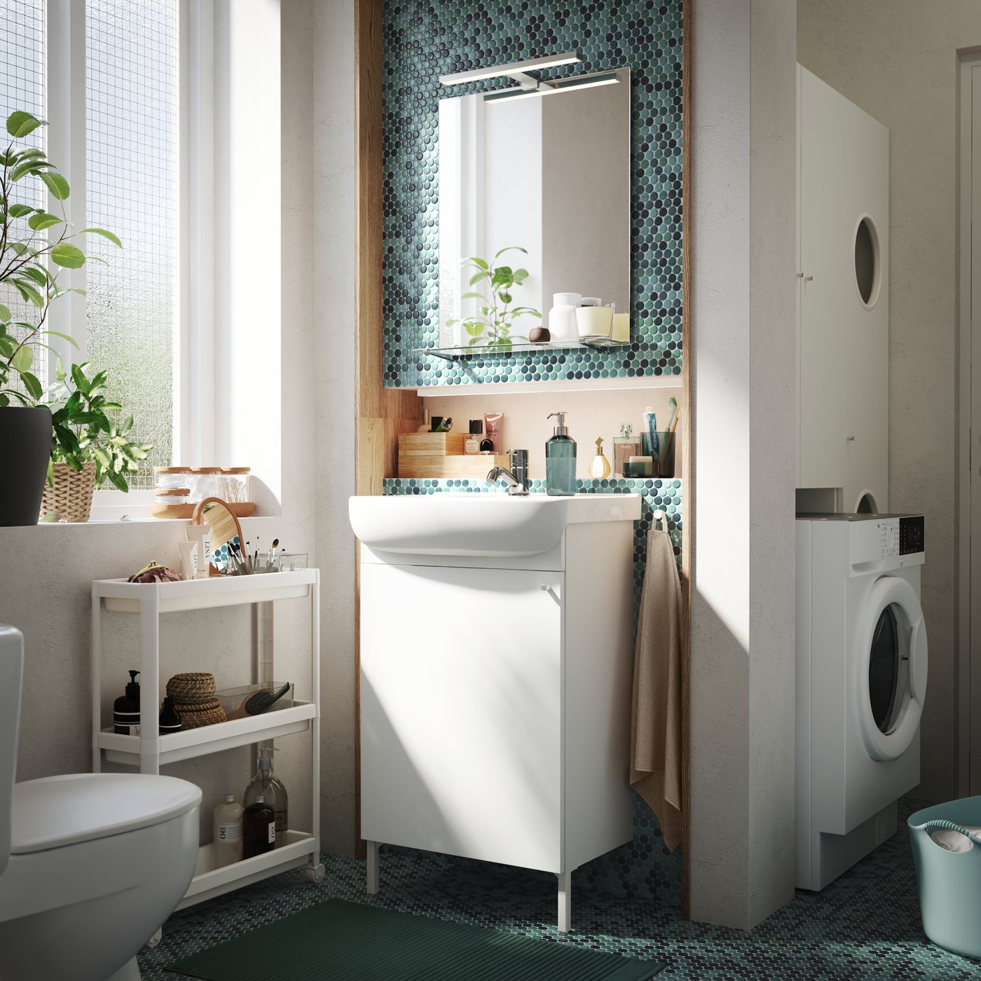 An aluminium-colour VÅTHULT LED cab/mirror light in the bathroom