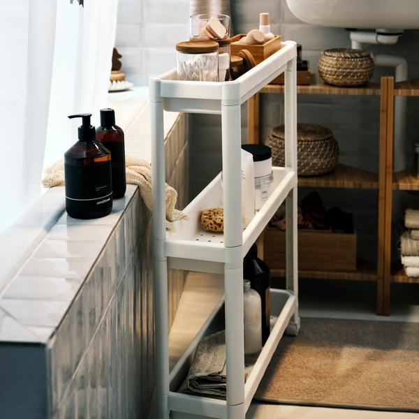 A light grey-beige OSBYSJÖN bath mat in the bathroom