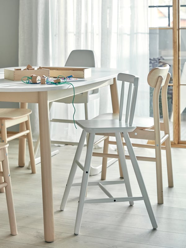 Un comedor con una silla para comer infantil AGAM.