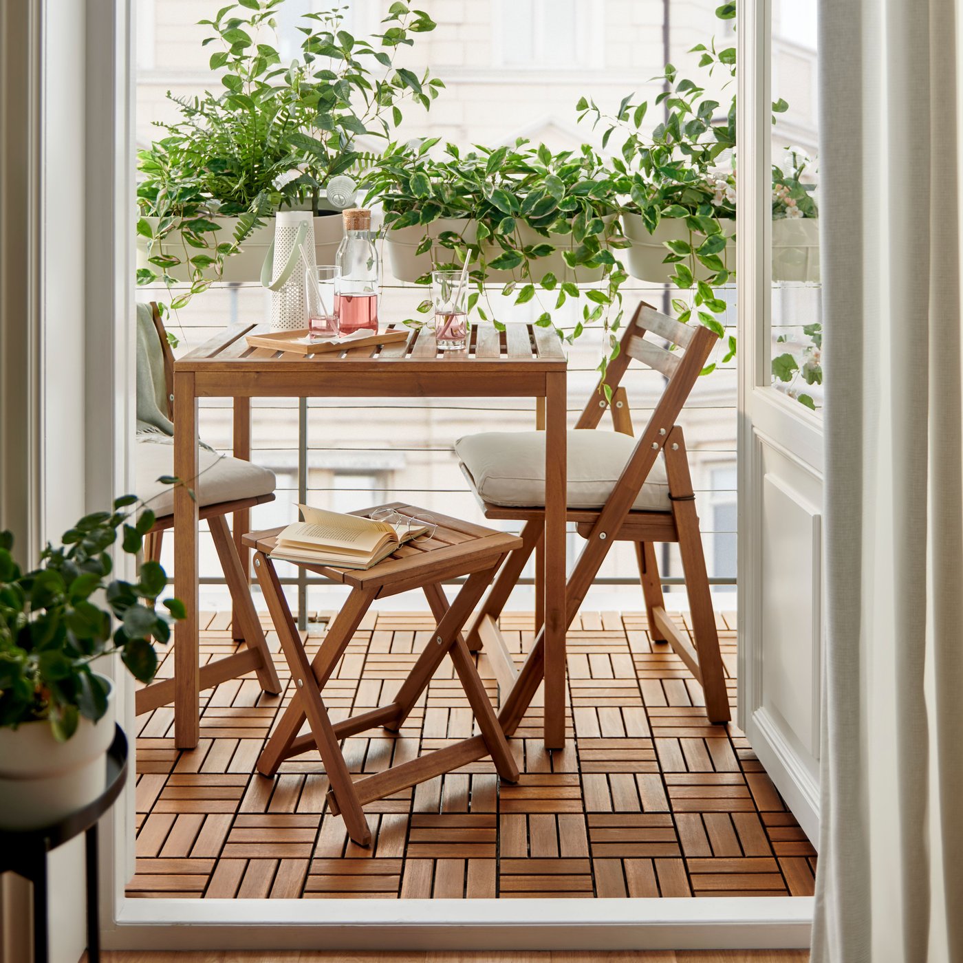 An outdoor folding/light brown stained Frösön/Duvholmen beige NÄMMARÖ chair