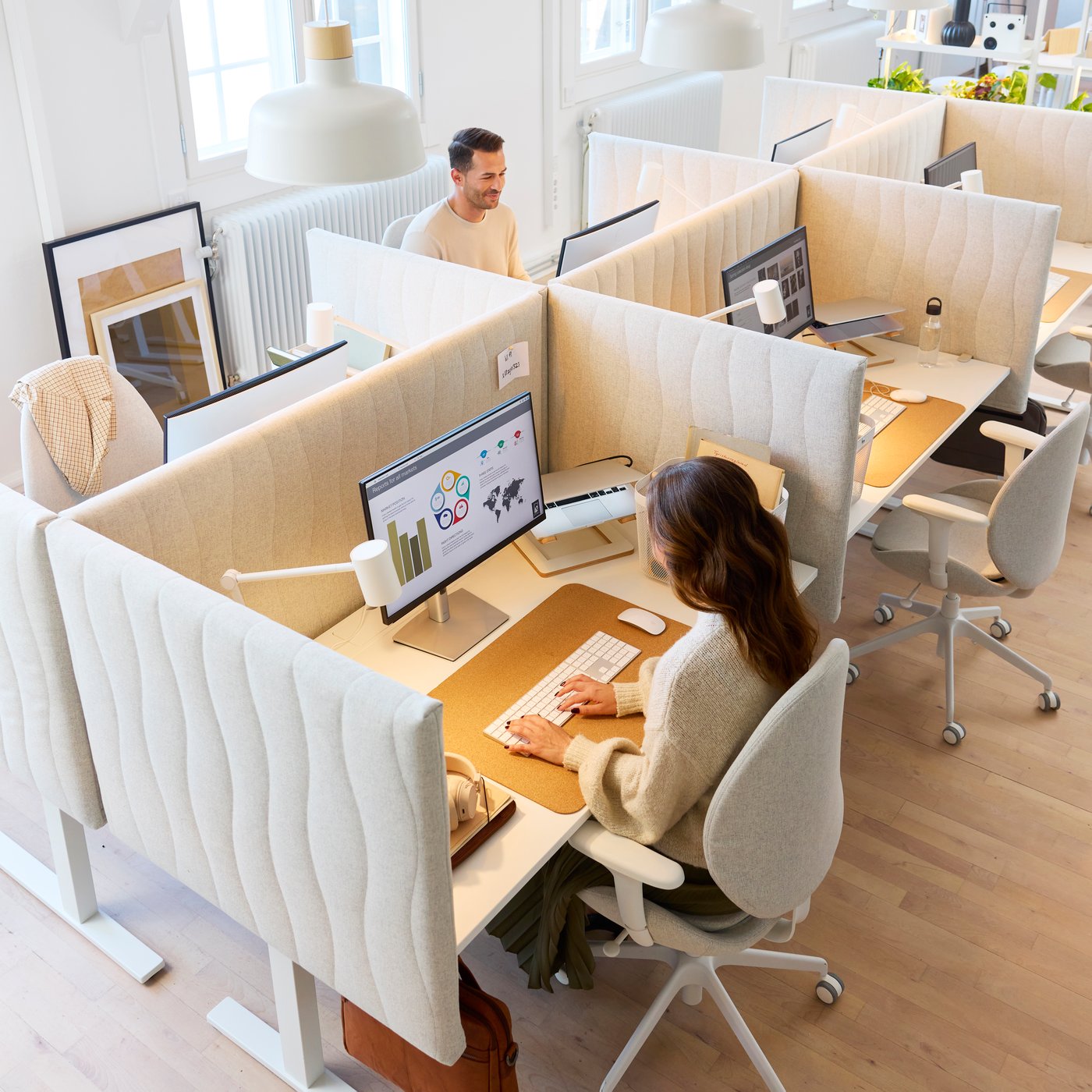 A Gunnared beige/white HATTEFJÄLL office chair with armrests