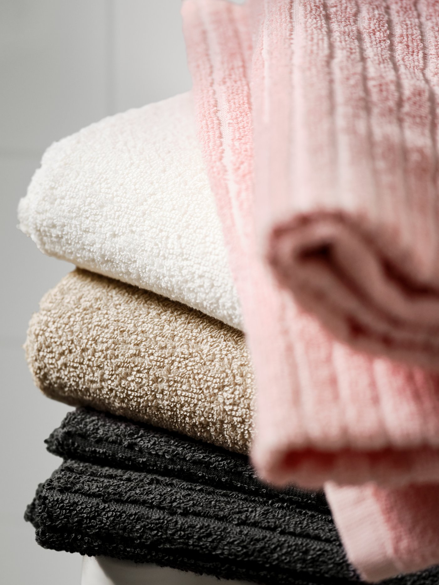 A dark grey VÅGSJÖN bath towel