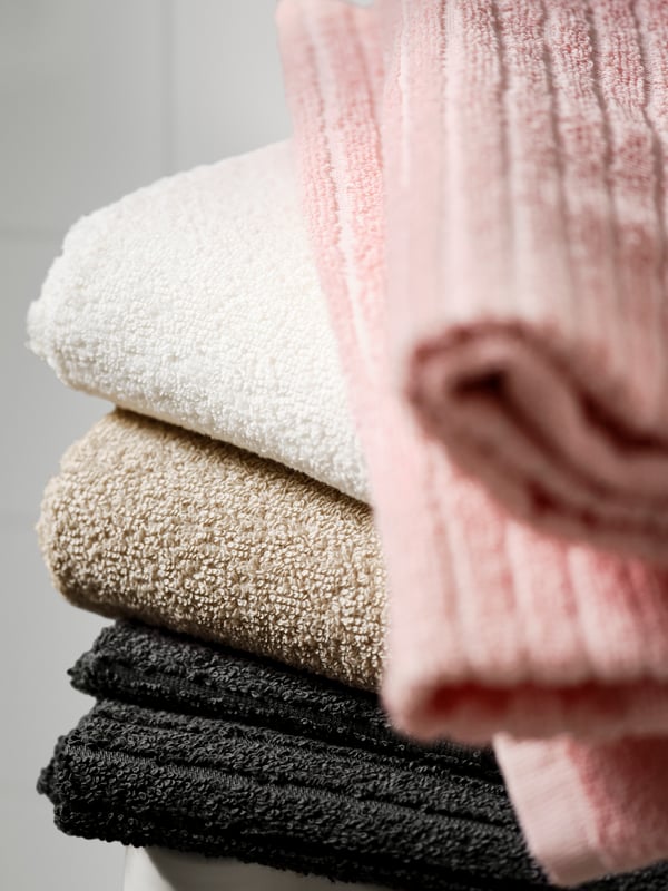 A dark grey VÅGSJÖN bath towel