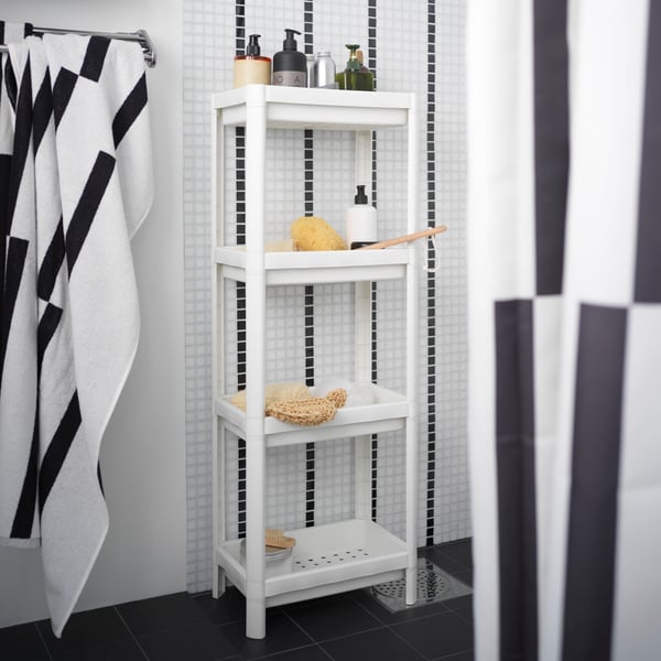 A white/black KINNEN bath towel in the bathroom