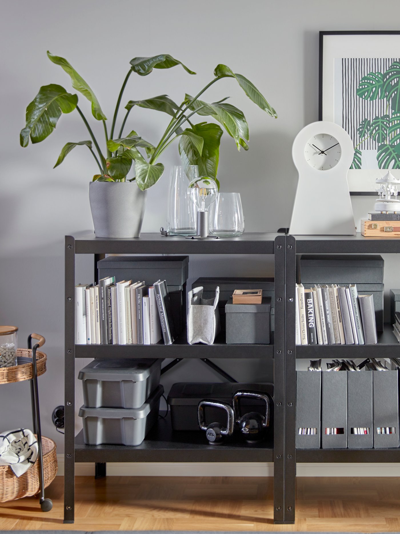 A dark grey PERSILLADE plant pot in the dining room