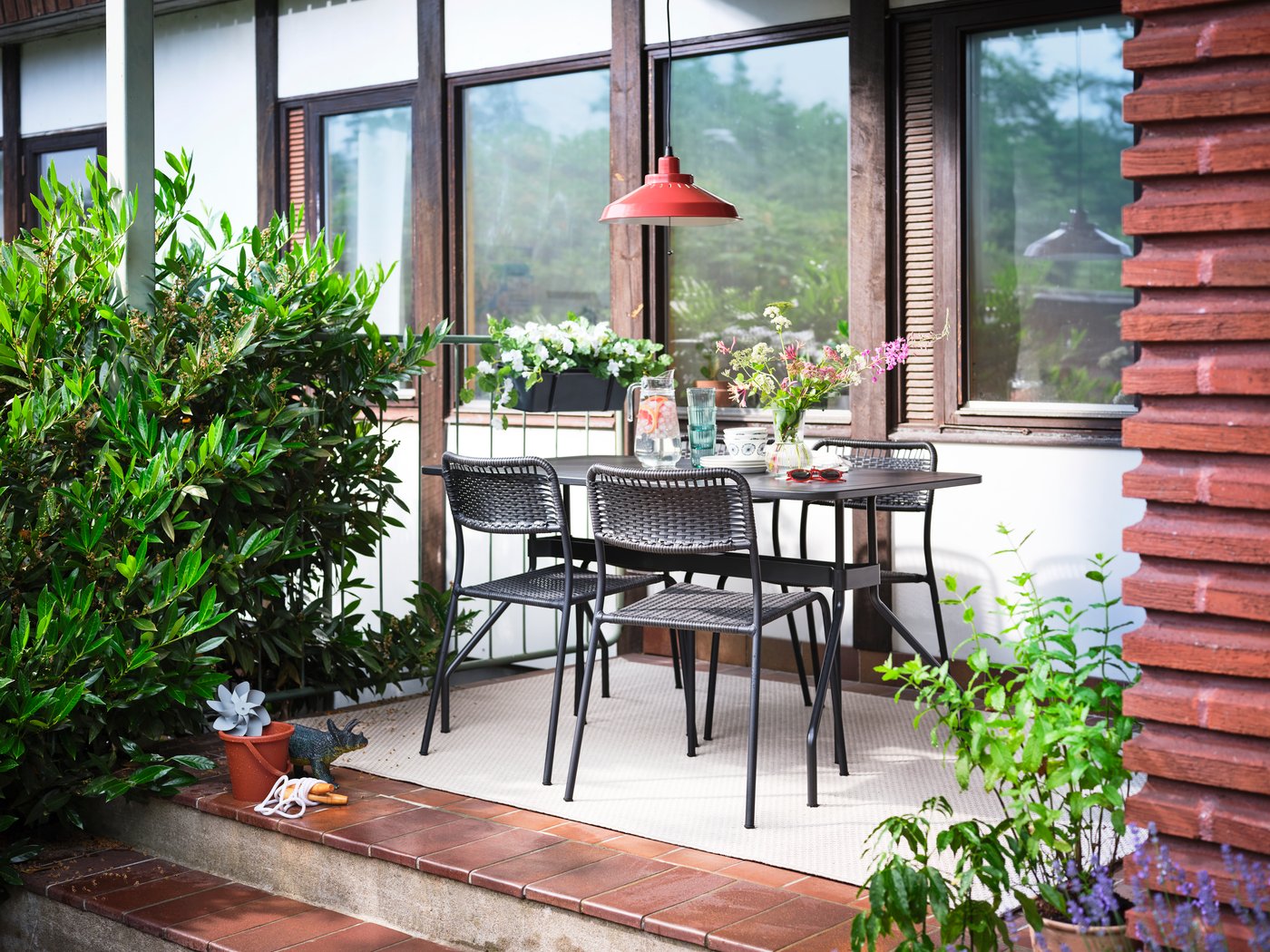 An outdoor/red SOLVINDEN LED solar-powered pendant lamp outside