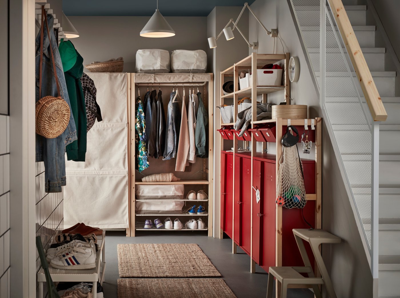 Holzregale mit einer Mischung aus Kleidung, kleinen Boxen und verschiedenen Alltagsgegenständen – für offene Aufbewahrung.