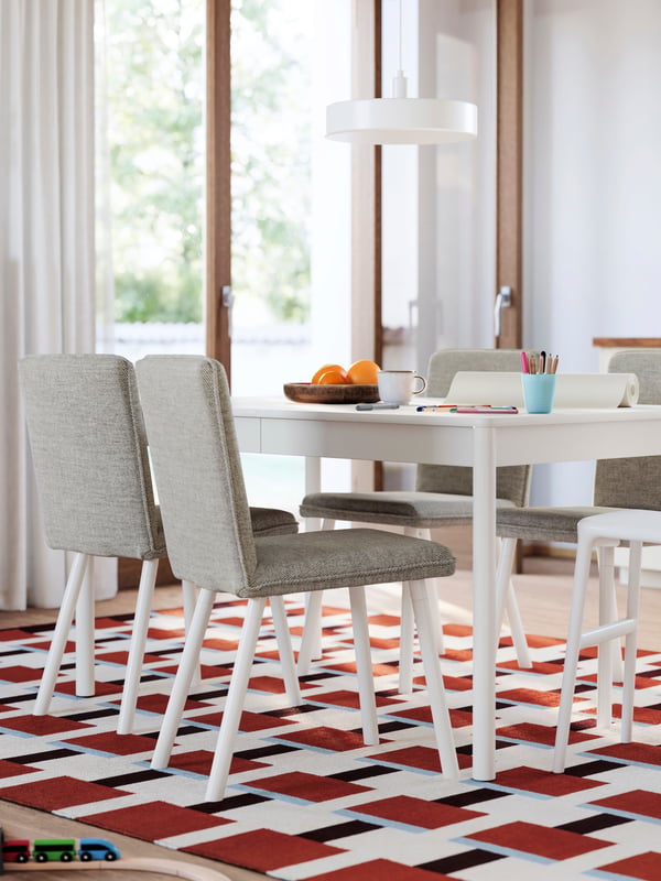 An off-white TONSTAD extendable table in the dining room