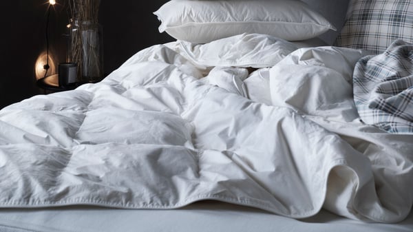 Un piumone FJÄLLBRÄCKA, per stare ancora più al caldo in camera da letto.