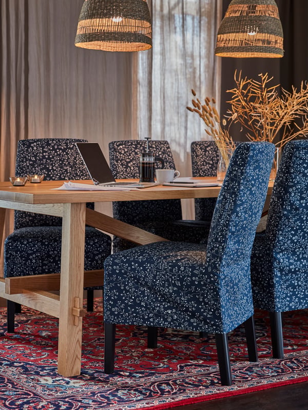 Forro BERGMUND floreado azul con blanco junto a mesa de comedor.