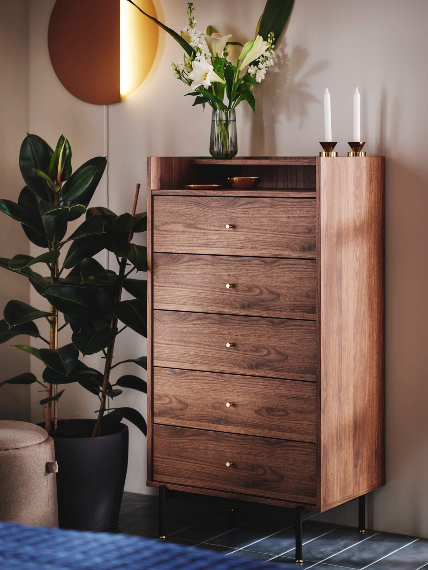 A dark grey PERSILLADE plant pot in the bedroom