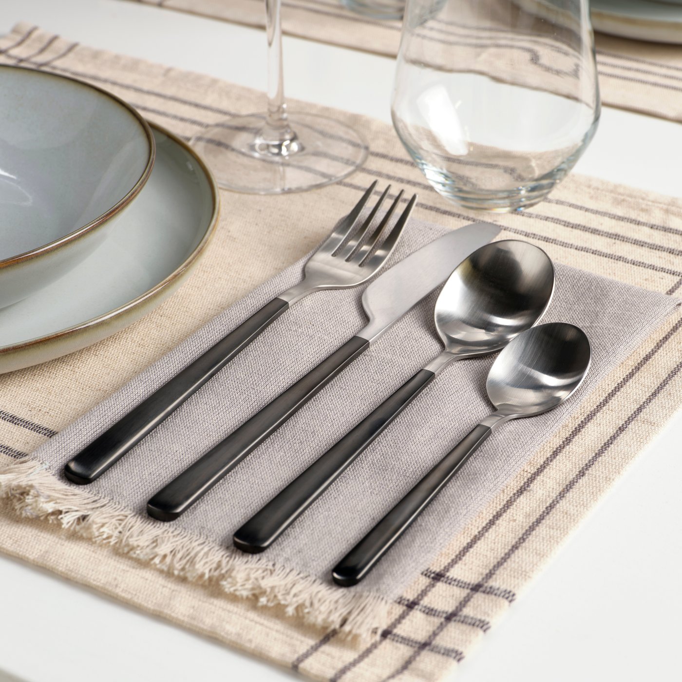 Gabel, Esslöffel, Messer und Dessertlöffel aus unserer IKEA LÖFTESRIK Serie.