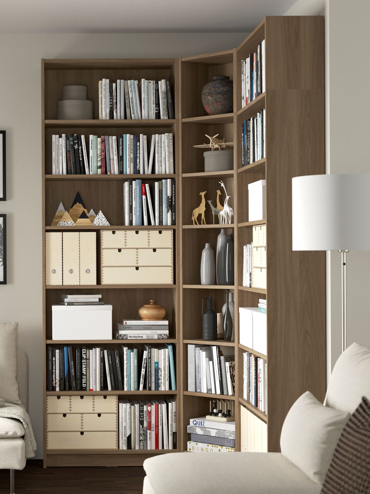En un living hay una gran biblioteca BILLY efecto madera.
