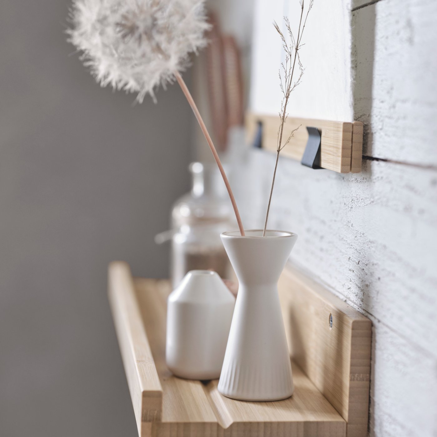 A ceramic VÅRDANDE decoration