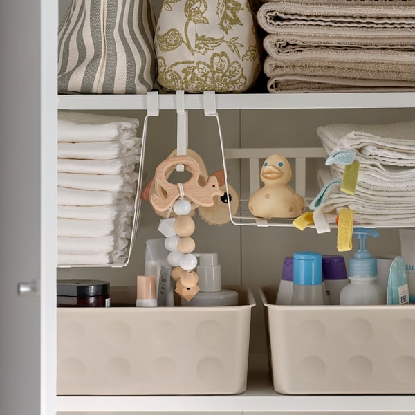 An open cabinet containing two PÅLYCKE clip-on baskets, a PÅLYCKE clip-on hook rack and two NOJIG organisers.