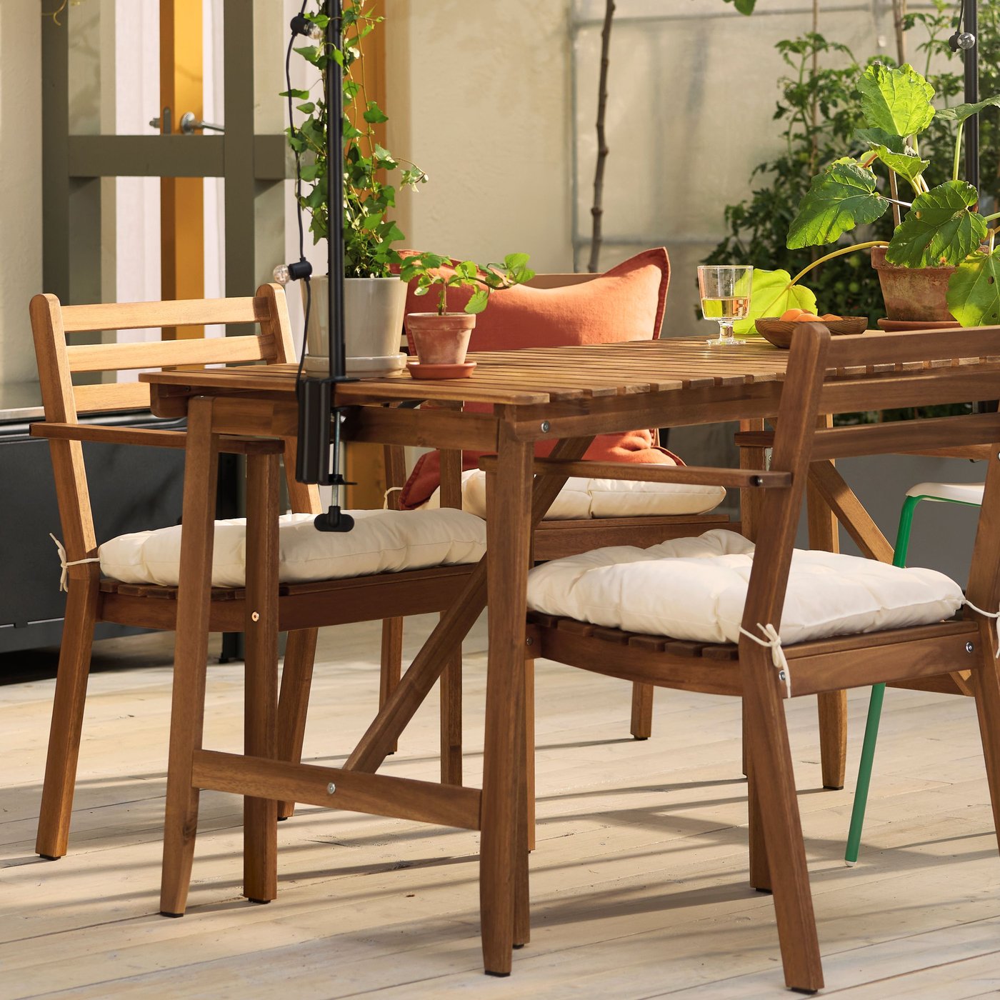 A light grey-beige KUDDARNA chair cushion, outdoor outside